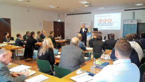 Auf der Auftaktkonferenz stellt Thorsten Lenertat von BEKO Technologies GmbH die Einsparpotenziale bei der effizienten Nutzung von Druckluft dar.