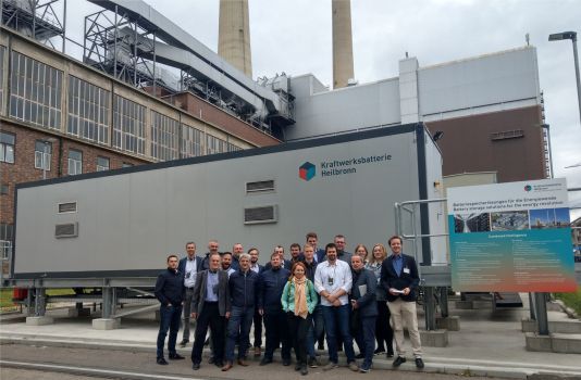 Die Delegation vor dem Batteriespeicher der Kraftwerksbatterie Heilbronn